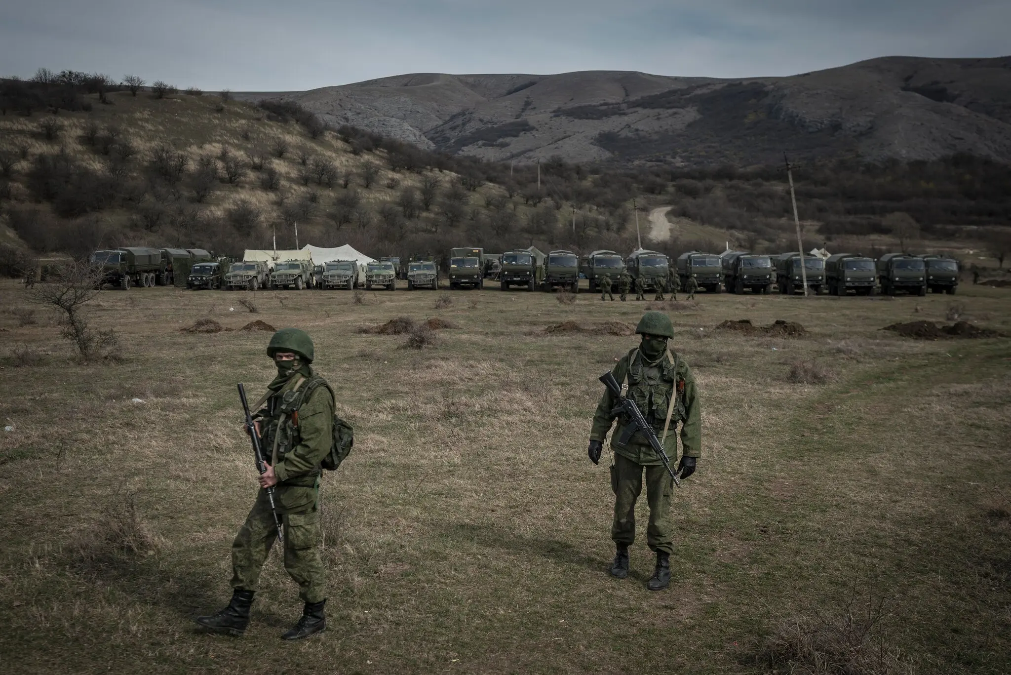 Російські солдати в масках охороняють українську військову базу в Перевальному, Крим, 2014 рік.